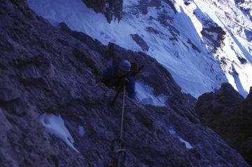 un primo tratto impegnativo e con la roccia a tratti ghiacciata (1-1-2000)