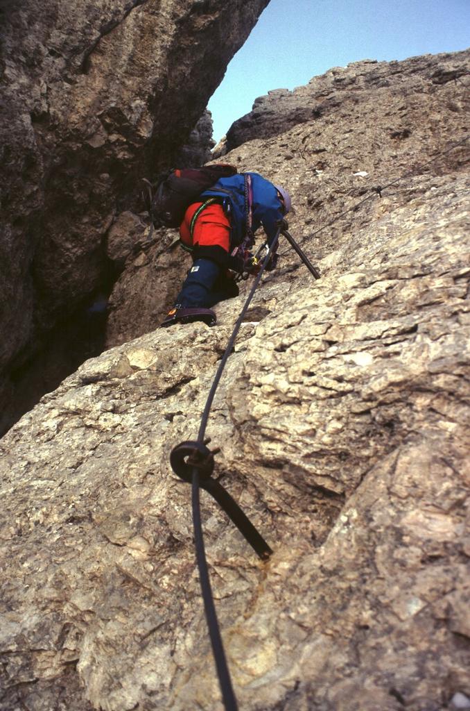 un tratto verticale lungo la via ferrata (1-1-2000)