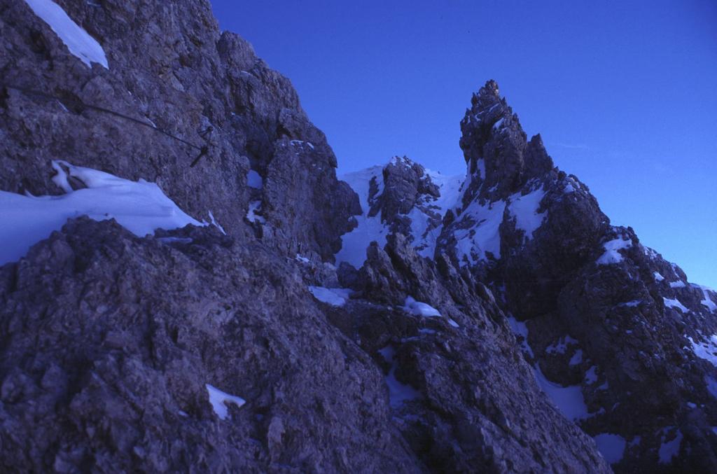 gli ultimi gradoni rocciosi dove termina la ferrata (1-1-2000)