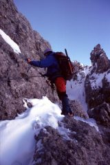 Gianni sale il primo tratto della via ferrata dell'Averau (1-1-2000)