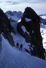 Gianni e Angelo sul pendio nevoso sotto la cima NE della Rocca Bianca (6-2-2000)
