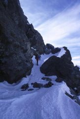 salendo alla Rocca Bianca, lungo la cengia diagonale innevata (6-2-2000)