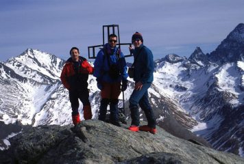 Angelo, Gianni e Stelvio in vetta alla cima NE della Rocca Bianca (6-2-2000)