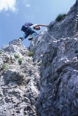 ancora il sottoscritto in ul altro tratto della ferrata (15-5-2000)