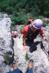 Gianni sale lungo la via ferrata (15-5-2000)