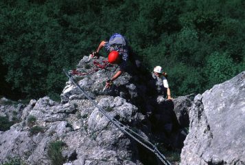 Luciano e Filippo superano un bel passaggio esposto ed aereo nella parte alta della ferrata (15-5-2000)