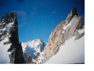 L'Aig du Chardonnet dall'intaglio tra l'Aig. Purtcheller e la cresta dellìaig. du Tour..