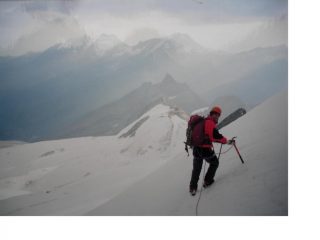 Il MittelAllalin in primo piano tornando dalla vetta.