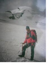 Ritornando alla Britanniahutte in anello dall'Allalin in alto al centro.