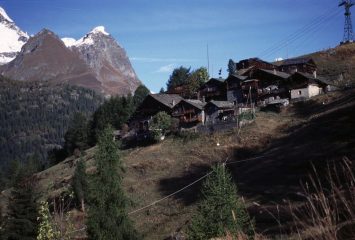 salendo verso il villaggio di Crest nel Vallone di Cuneaz (8-10-2000)