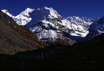 Monte Dragone e Punta Fontanella osservati dalla Comba d'Oren (28-10-2000)