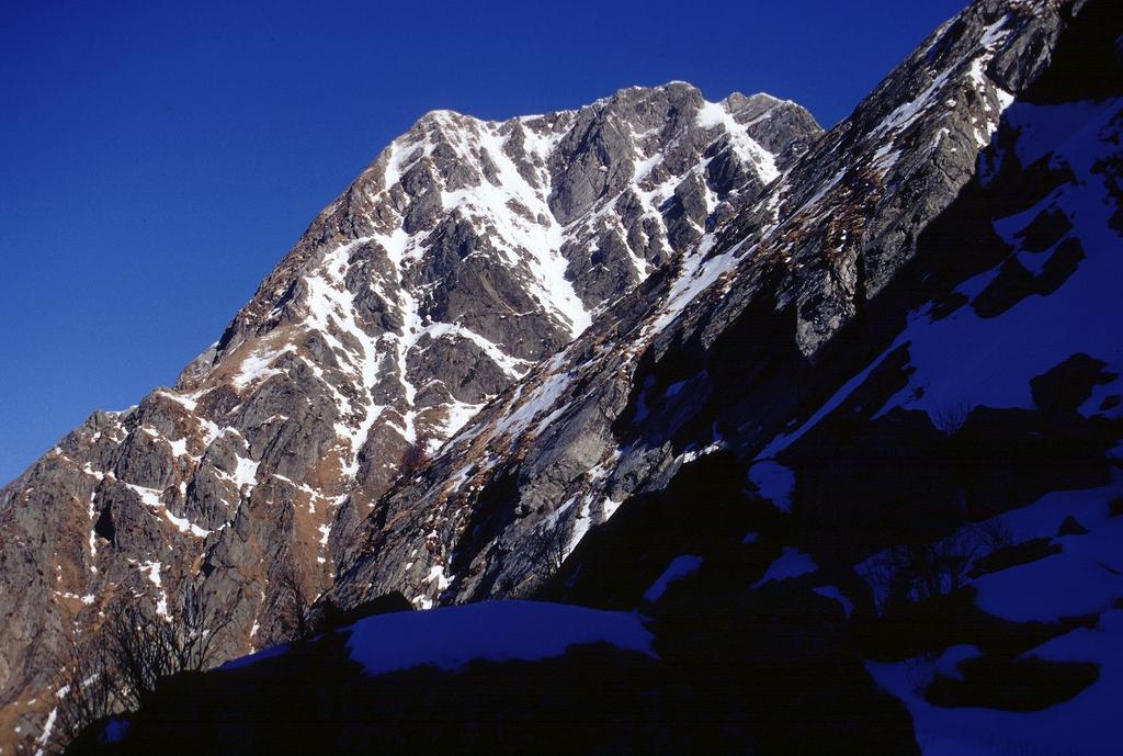 le prime luci del sole sul versante Sud del Pisanino (21-1-2001)