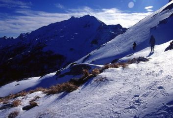 salendo verso il Passo della Focolaccia, con la Tambura sullo sfondo (21-1-2001)