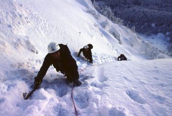 Davide, Filippo e Roberto salgono lungo il versante ENE del Penna (28-1-2001)