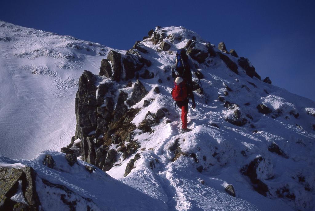 salendo un risalto di misto sopra la Finestra del Rondinaio (18-2-2001)
