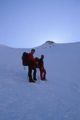 Alberto e Stelvio in salita sul ripido versante NO del Rondinaio Lombardo (18-2-2001)