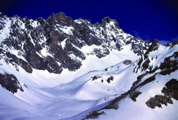 costiera Parias Coupà - Brec de Chambeyron osservata dalla parte bassa del Vallone di Stroppia (22-4-2001)