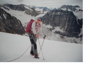In discesa con dietro la lunga distesa glaciale del Glacier du Brenay