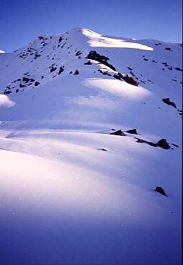 La cima dei Forni Occidentale; dietro la cima dei Forni Centrale, e sullo sfondo il Cevedale