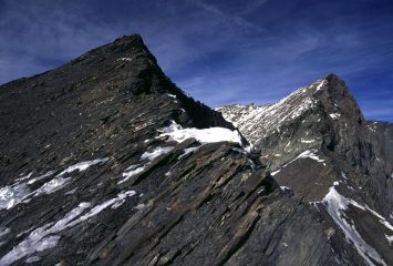 la Tete de l'Autaret (a sinistra) e il Pelvo di Ciabriera (a destra) (5-2-2002)