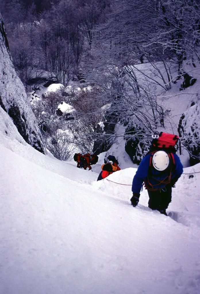 salendo nel Canale Martincano...04 (17-2-2002)