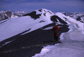 Gianni sale verso la Cima di Malacosta (28-4-2002)