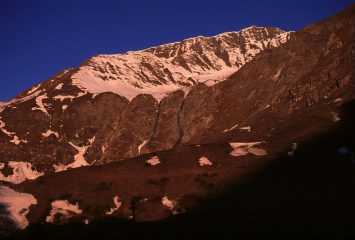 le prime luci dell'alba sulla Tete de l'Autaret (28-4-2002)