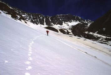 Gianni sale verso il Passo di Malacosta (28-4-2002)
