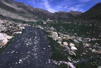 salendo nel vallone, poco oltre le Grange Morletto (15-6-2002)