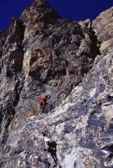 salendo lungo i gradoni rocciosi della via normale, nella parte alta (24-6-2002)