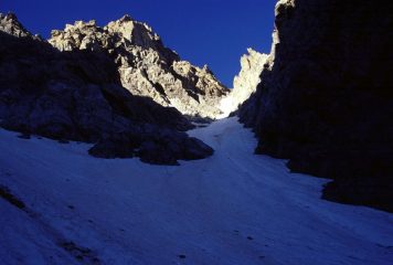 la biforcazione, il ramo di destra è il Couloir Nord del Brec (24-6-2002)