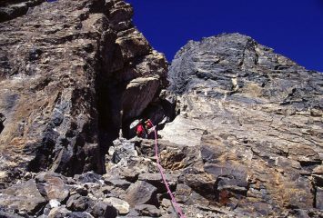Gianfranco alla base della placca liscia e del camino terminale (24-6-2002)