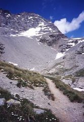 La cima della Levanna Centrale con, sulla sua destra, il costolone detritico di salita