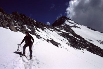 in discesa lungo il versante Ovest della Presanella (19-8-2002)