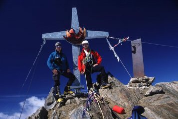 Stelvio e Gianni in vetta alla Palla Bianca (21-8-2002)