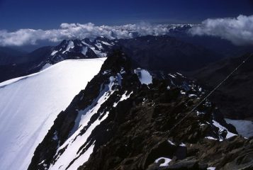 la crestina rocciosa sommitale vista dai pressi della vetta (21-8-2002)