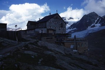 il Rifugio Bellavista, base di partenza per la salita alla Palla Bianca (20-8-2002)