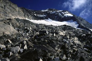 il Gran Pilastro visto dalla ripida pietraia che porta verso la cresta SO (23-8-2002)