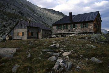 Rifugio Ponte di Ghiaccio m. 2545 e locale invernale (22-8-2002)
