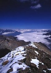 Dalla cima del M.Glacier il mare di nebbie nella bassa Valle d'Aosta.