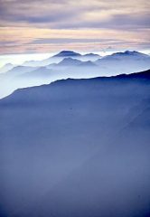 Foschie sulle cime lontane dal Massone: a destra in fondo si riconosce il Monviso
