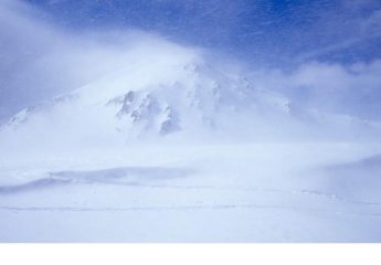 La cima del M. Telliers lungo il percorso di salita fra la tormenta
