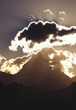 Il Finsteraarhorn si staglia al tramonto dal balcone del bivacco.