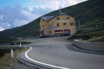 il Rifugio Berni, punto d'appoggio per la salite al Tresero e San Matteo (29-6-2003)