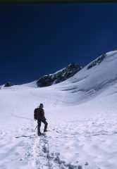 io in salita nella parte alta del ghiacciaio di Dosegù (29-6-2003)