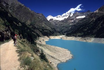 il Lago di Place Moulin e la Dent d'Herens sullo sfondo (5-7-2003)
