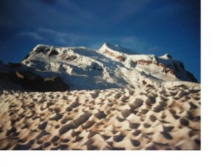 Ghiaccio a coppelle al mattino sullo sfondo della nord del Gran Combin