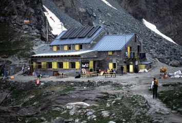 il rientro al Rifugio Giacoletti (26-7-2003)