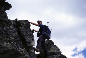 salendo lungo gli ultimi saltini prima della vetta (26-7-2003)