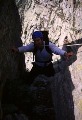 Emilio con la corda tra i denti nel camino iniziale della via normale (26-7-2003)